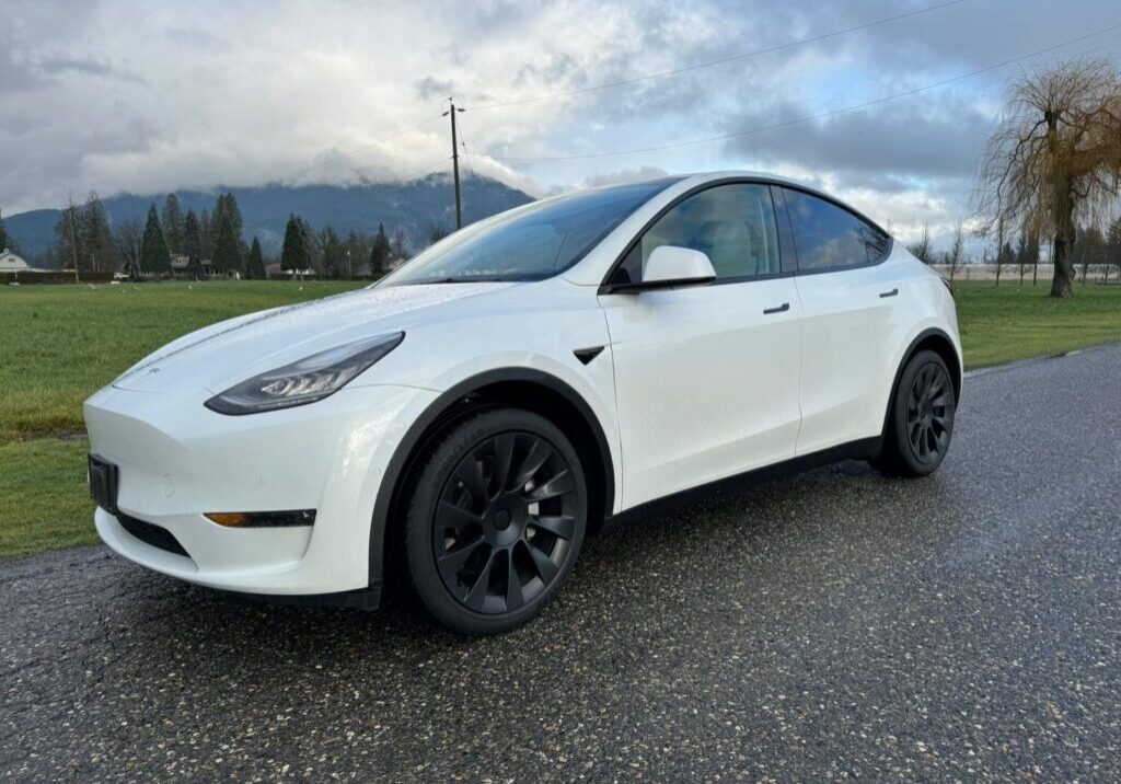 202\1 Tesla Model Y SR+ RWD - This Model Y comes from factory with Upgraded 20 Inch Wheels - We currently stock the most Affordable, lowest priced and cheapest payment 2021 Model Y on the Market. No Accidents, No Claims!